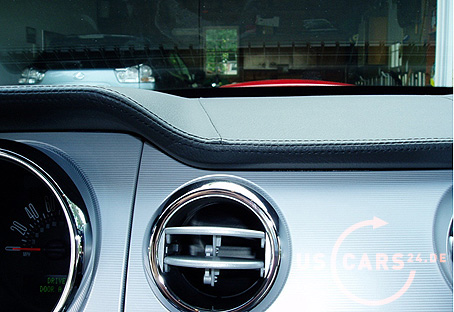 2007 FORD MUSTANG --- Lederbezogenes Armaturenbrett